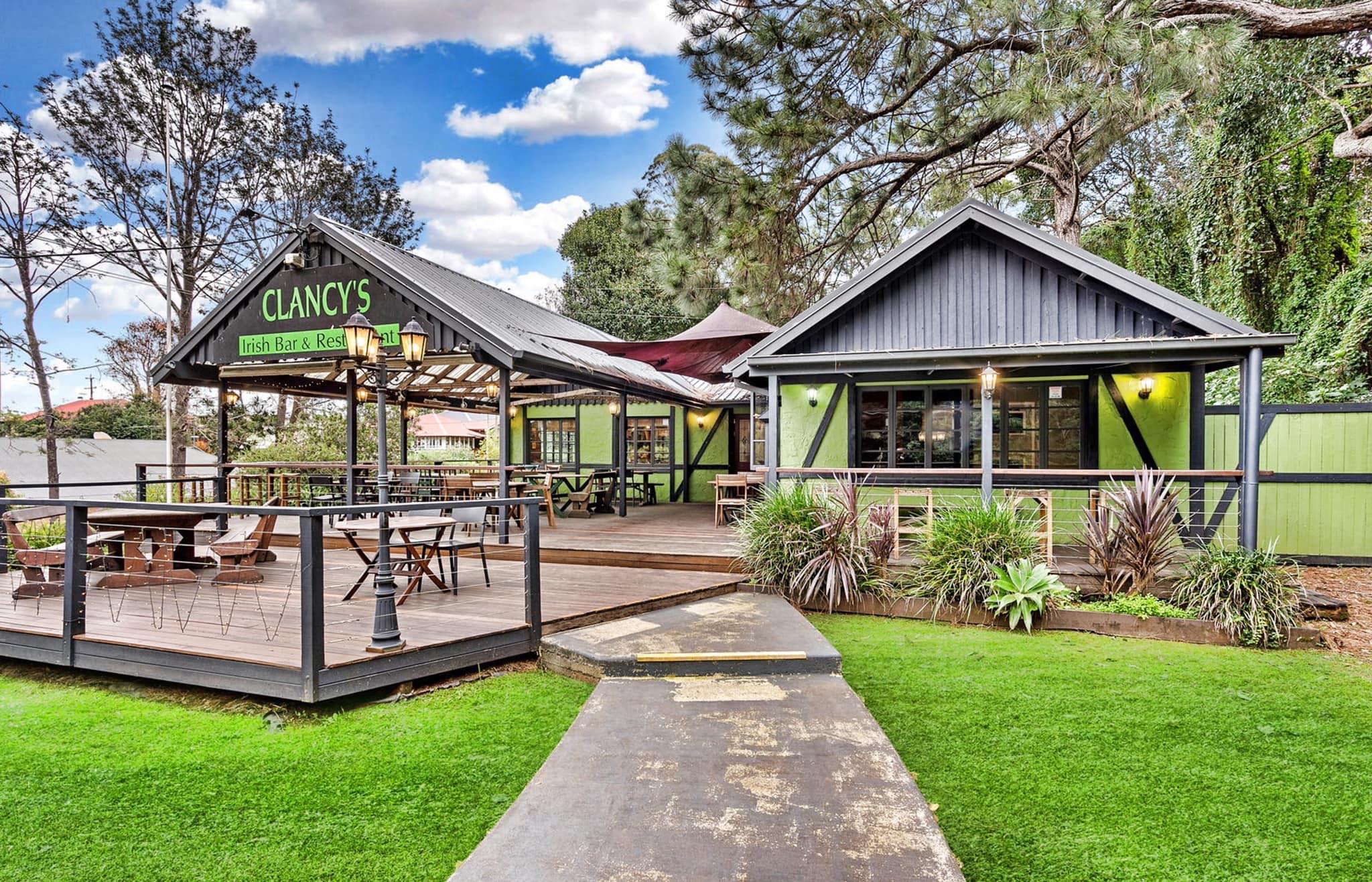 pubs-escape-to-tamborine-mountain